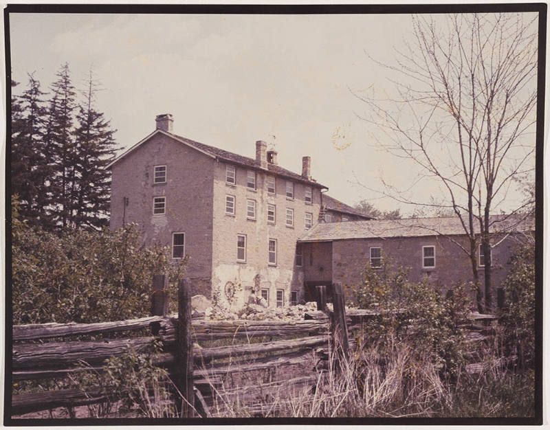 General View of the Large Courtyard with Pioneer Family under Construction